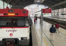 Dos operarios de Adif trabajan en las obras para construir la nueva estación de Bidebieta, en Basauri.
