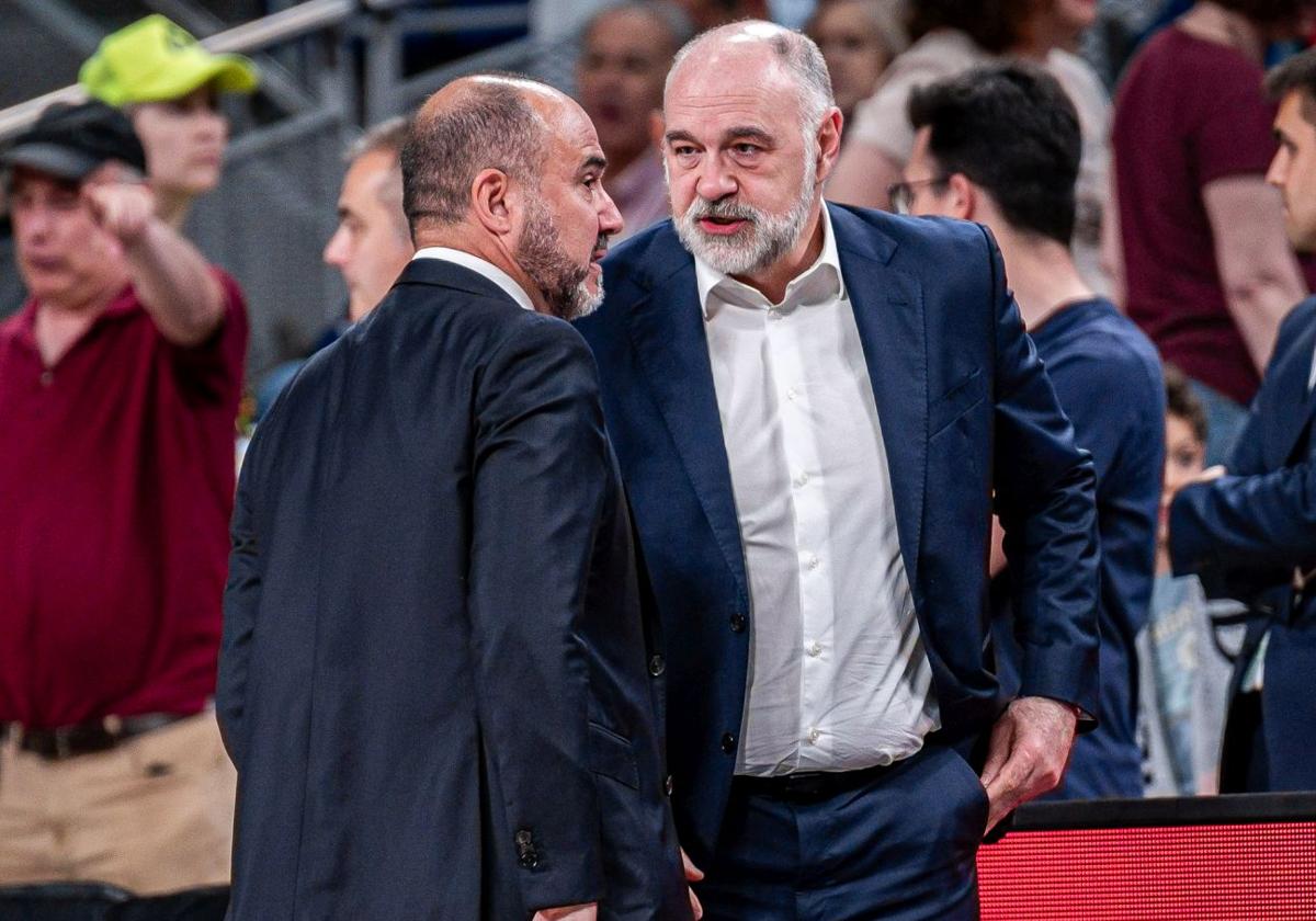 Chus Mateo y Pablo Laso hablan amistosamente antes del inicio del duelo.