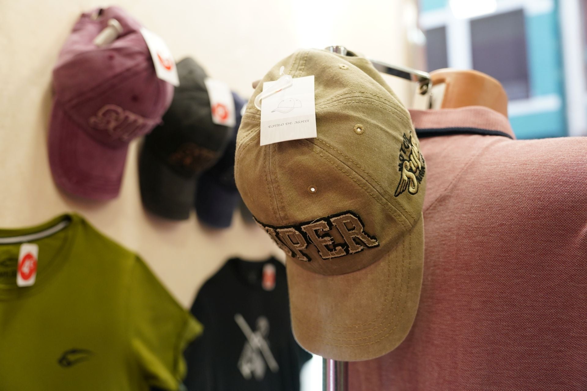 Amaia y Jorge, la pareja que ha abierto una tienda de ropa de segunda mano en el centro de Barakaldo