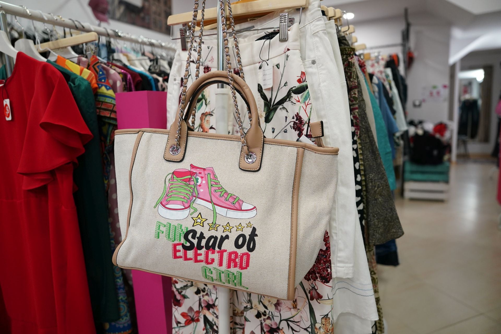 Amaia y Jorge, la pareja que ha abierto una tienda de ropa de segunda mano en el centro de Barakaldo