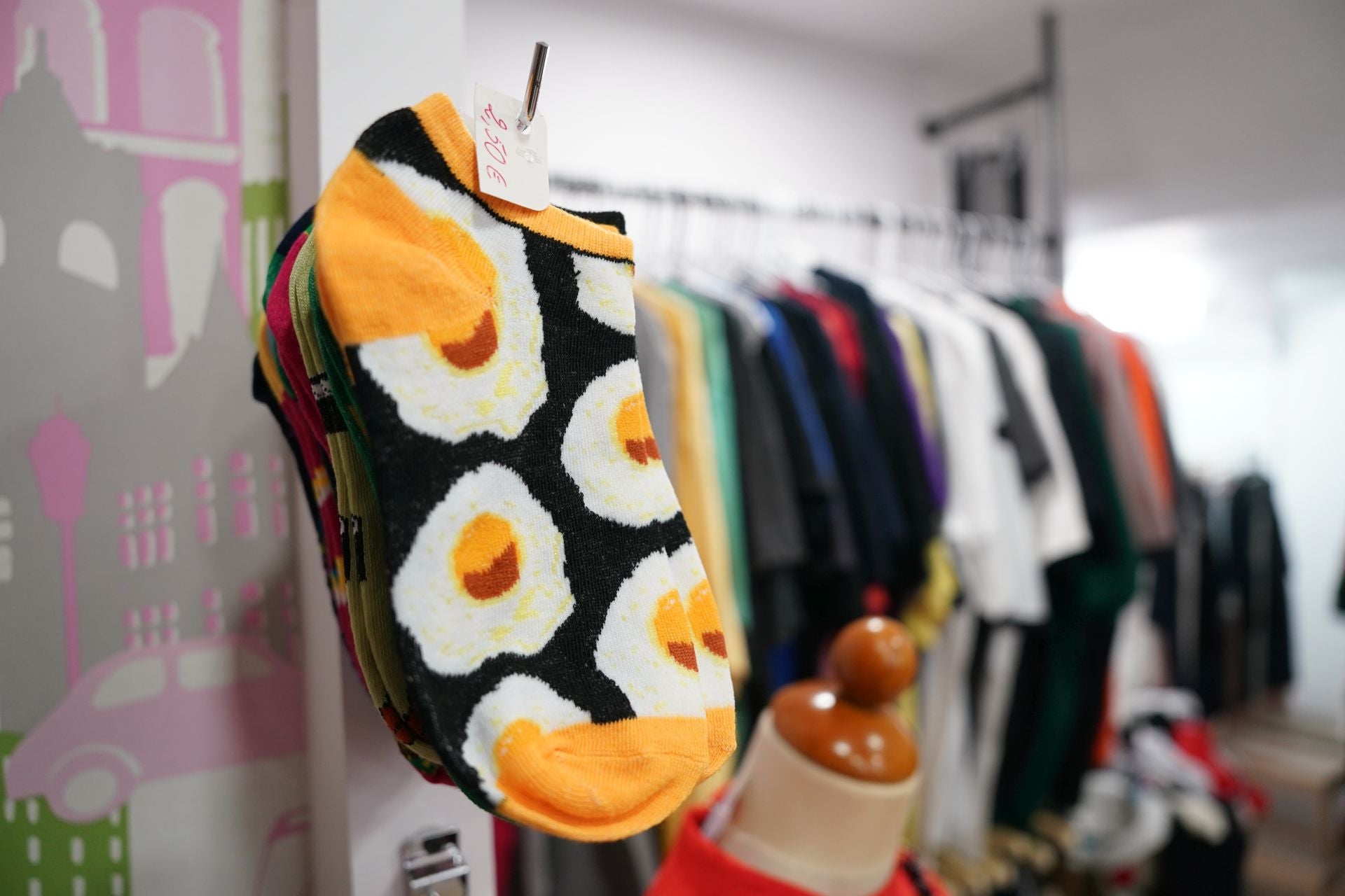 Amaia y Jorge, la pareja que ha abierto una tienda de ropa de segunda mano en el centro de Barakaldo