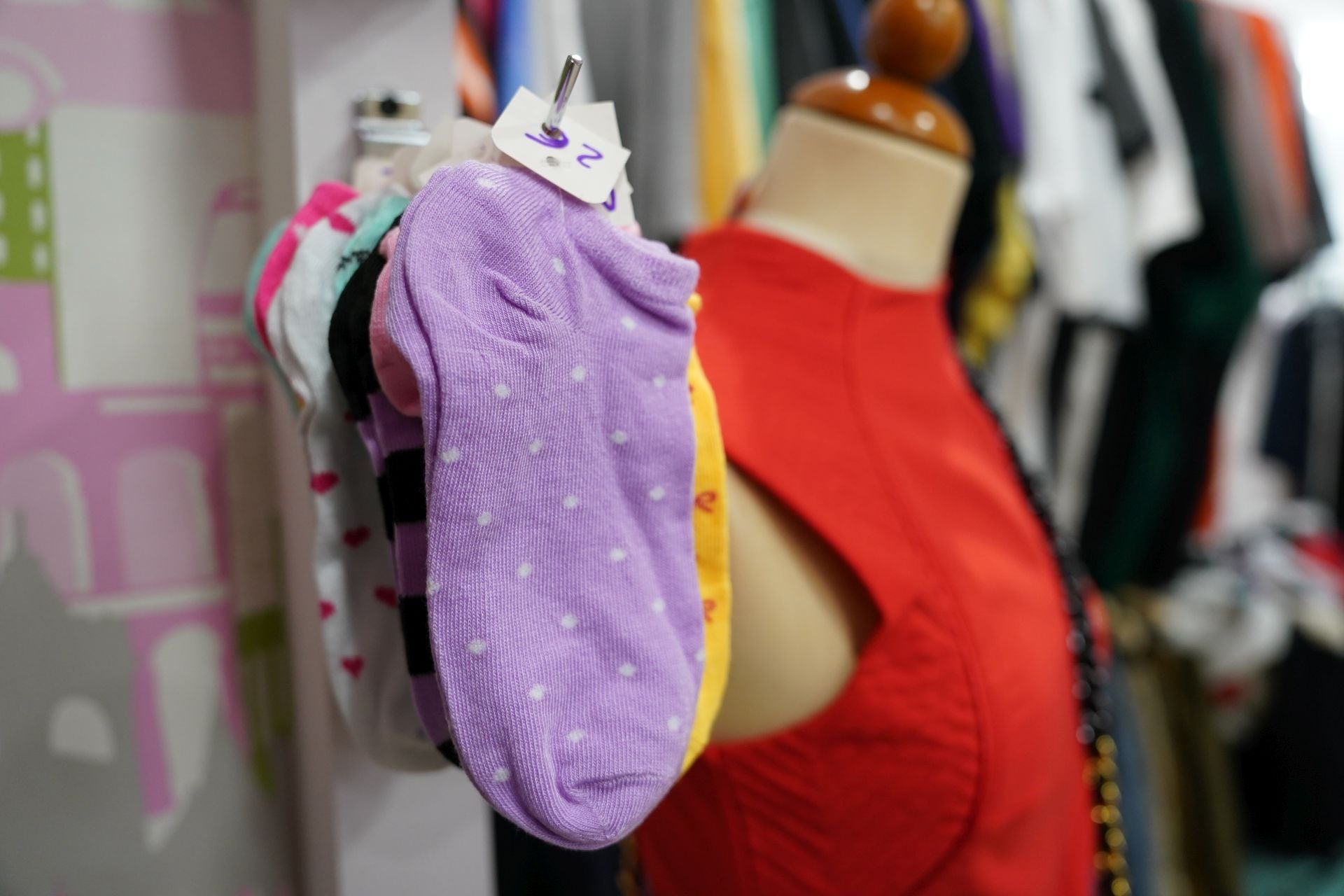 Amaia y Jorge, la pareja que ha abierto una tienda de ropa de segunda mano en el centro de Barakaldo