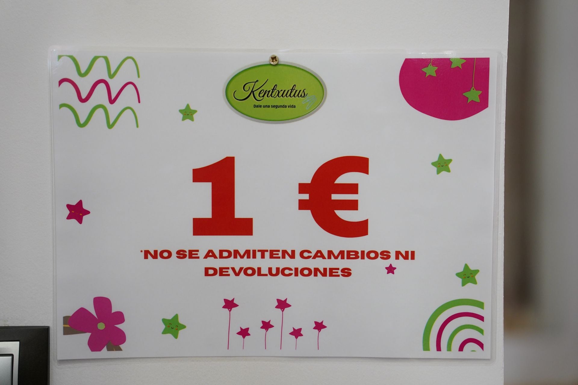 Amaia y Jorge, la pareja que ha abierto una tienda de ropa de segunda mano en el centro de Barakaldo