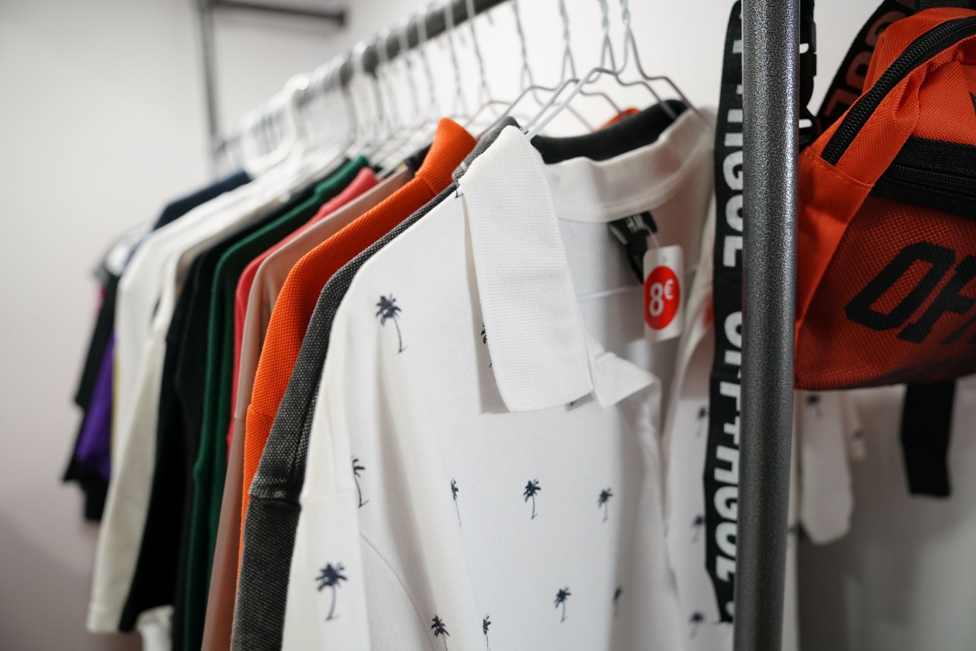 Amaia y Jorge, la pareja que ha abierto una tienda de ropa de segunda mano en el centro de Barakaldo