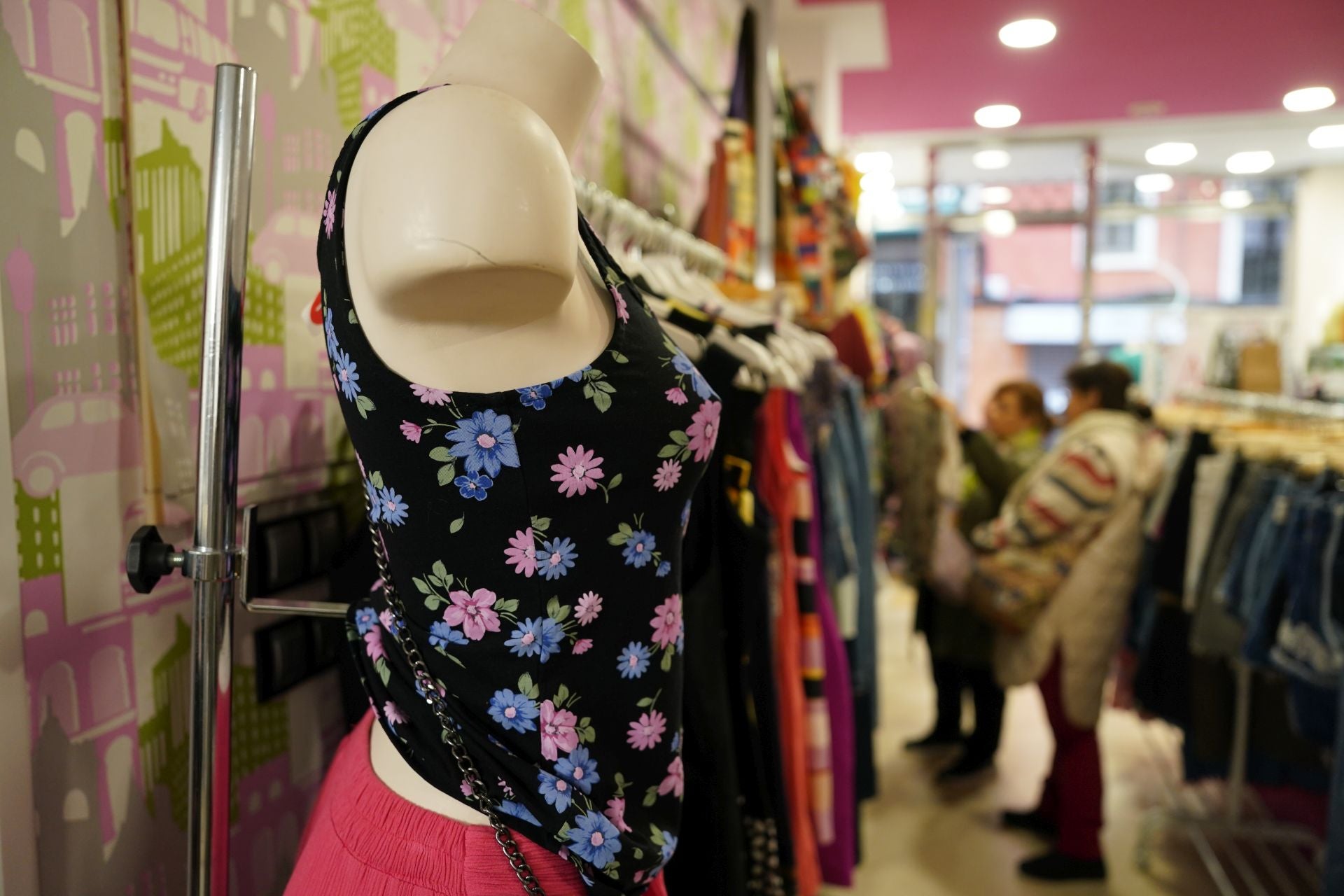 Amaia y Jorge, la pareja que ha abierto una tienda de ropa de segunda mano en el centro de Barakaldo
