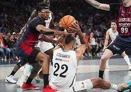 Moneke trata de arrebatar el balón a Tavares, en el suelo.