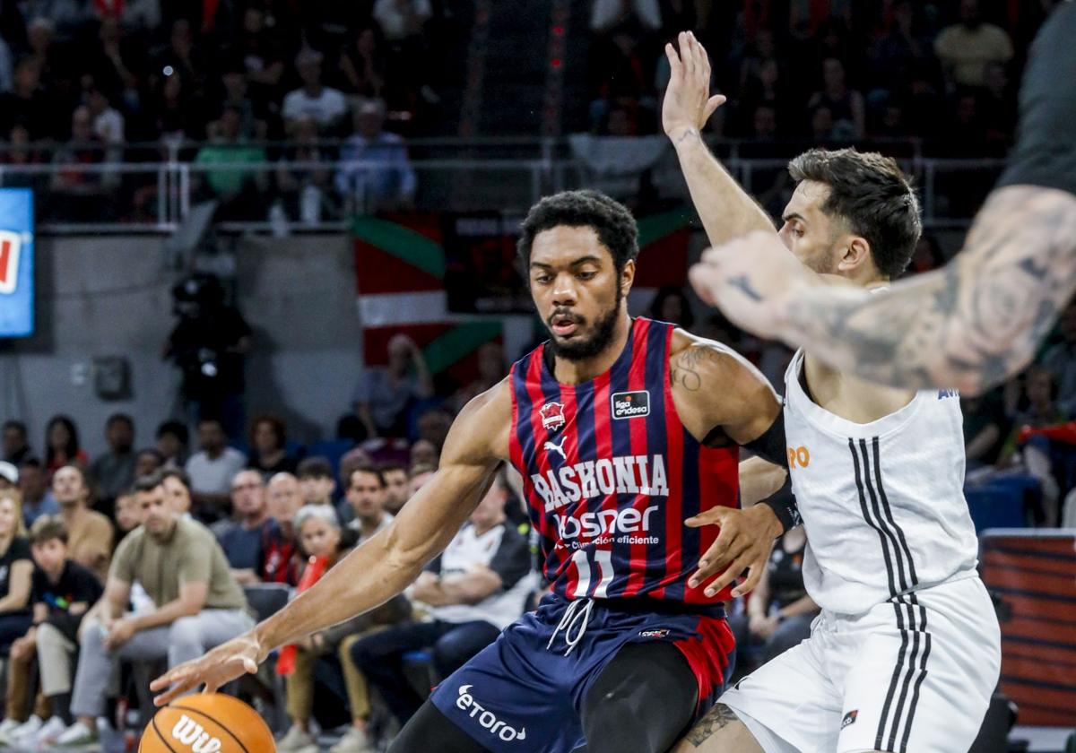 Forrest bota el balón presionado por un rival.