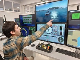 Un profesor de la Antiguako Ama Itsas Arrantza Eskola de Ondarroa señala un navegador.