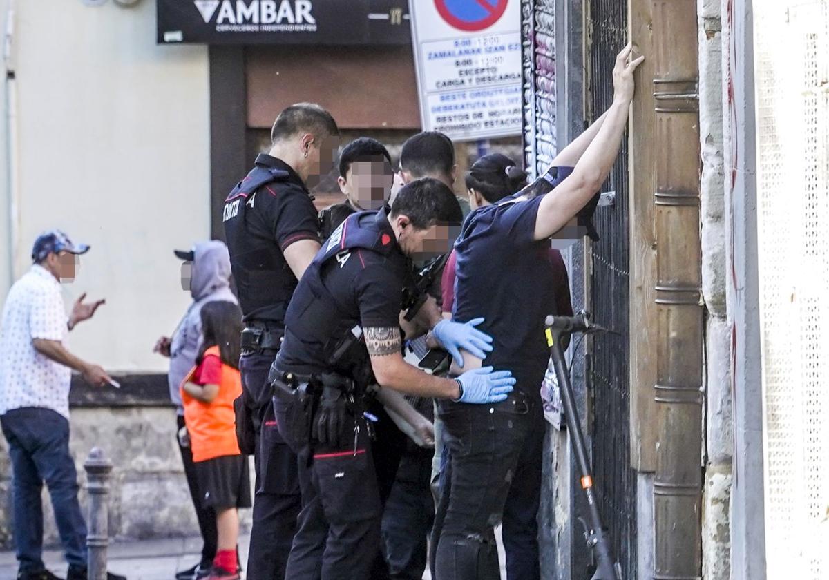 Ertzainas registran a varios jóvenes sospechosos en una calle del Casco Viejo de Vitoria.