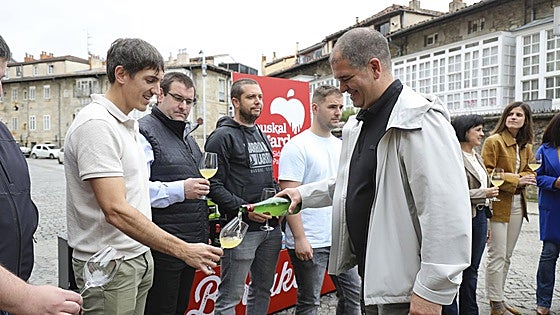Vitoria acoge la presentación de la nueva cosecha de sidra de Euskal Sagardoa