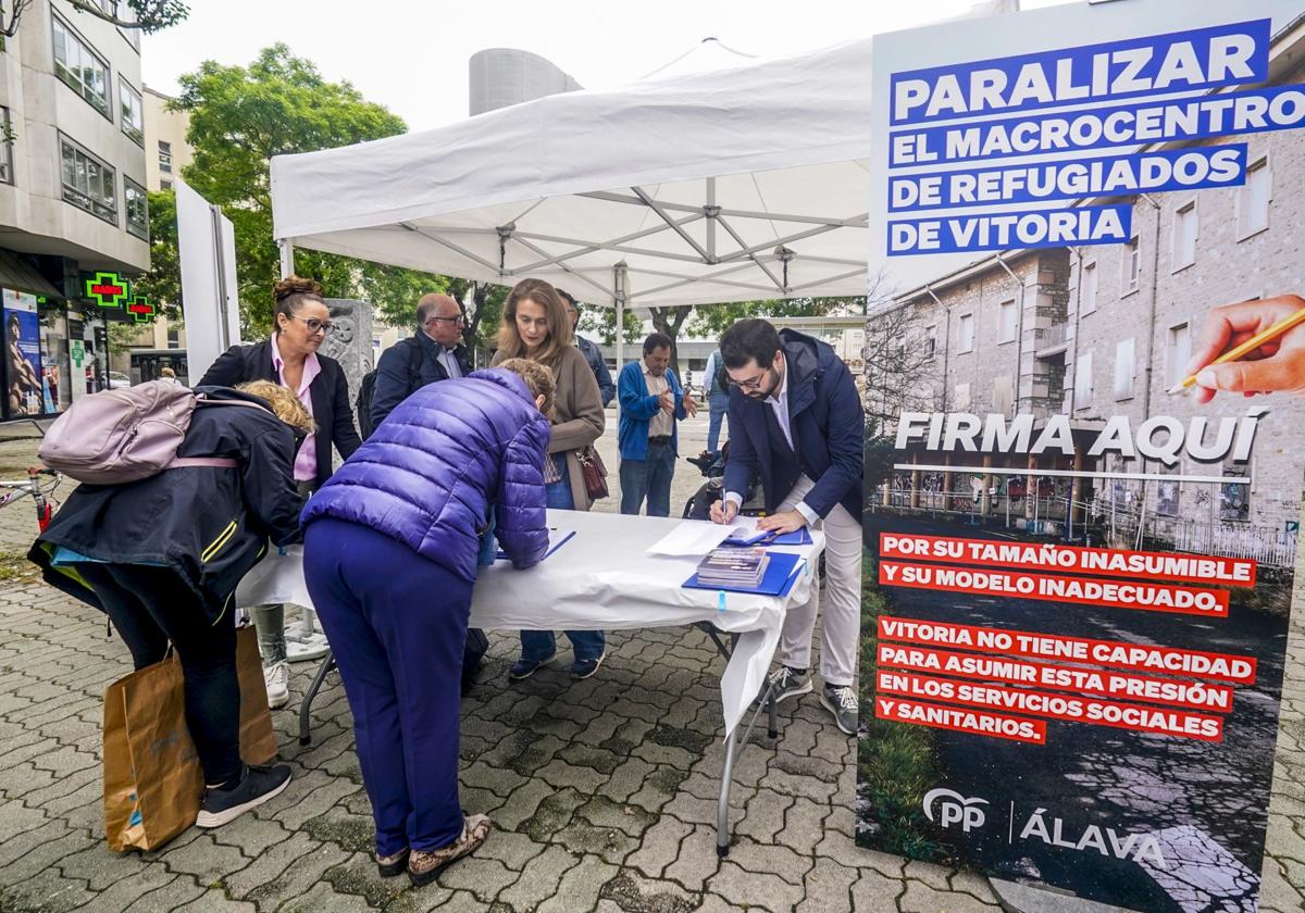 El PP inicia una recogida de firmas contra el centro de refugiados de Arana