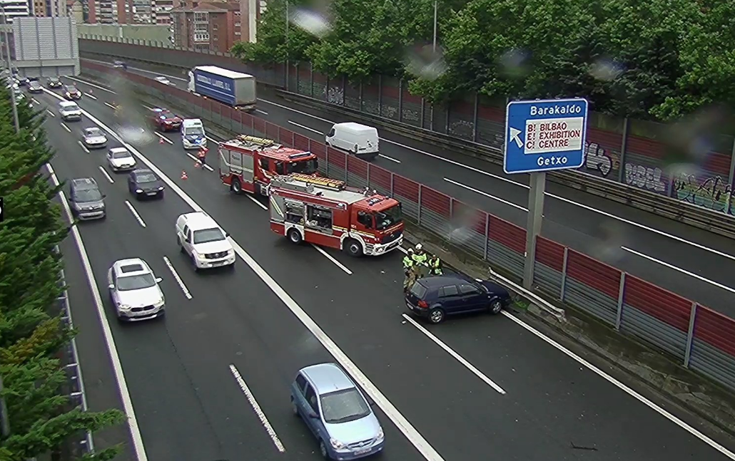 Finalizan las retenciones en la A-8 por un accidente en Barakaldo, en sentido Cantabria