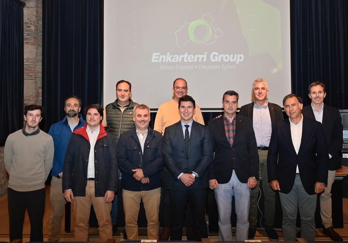 Imagen de la junta directiva de Enkarterri Group, con su presidente, Álex López Aller, en el centro.