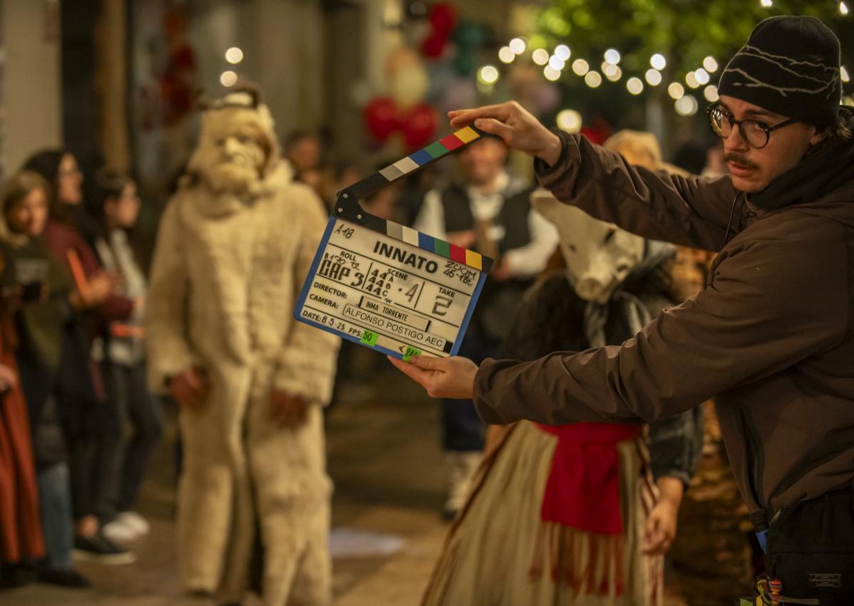 Imagen secundaria 1 - Imanol Arias y Elena Anaya en el rodaje de 'Innato'.