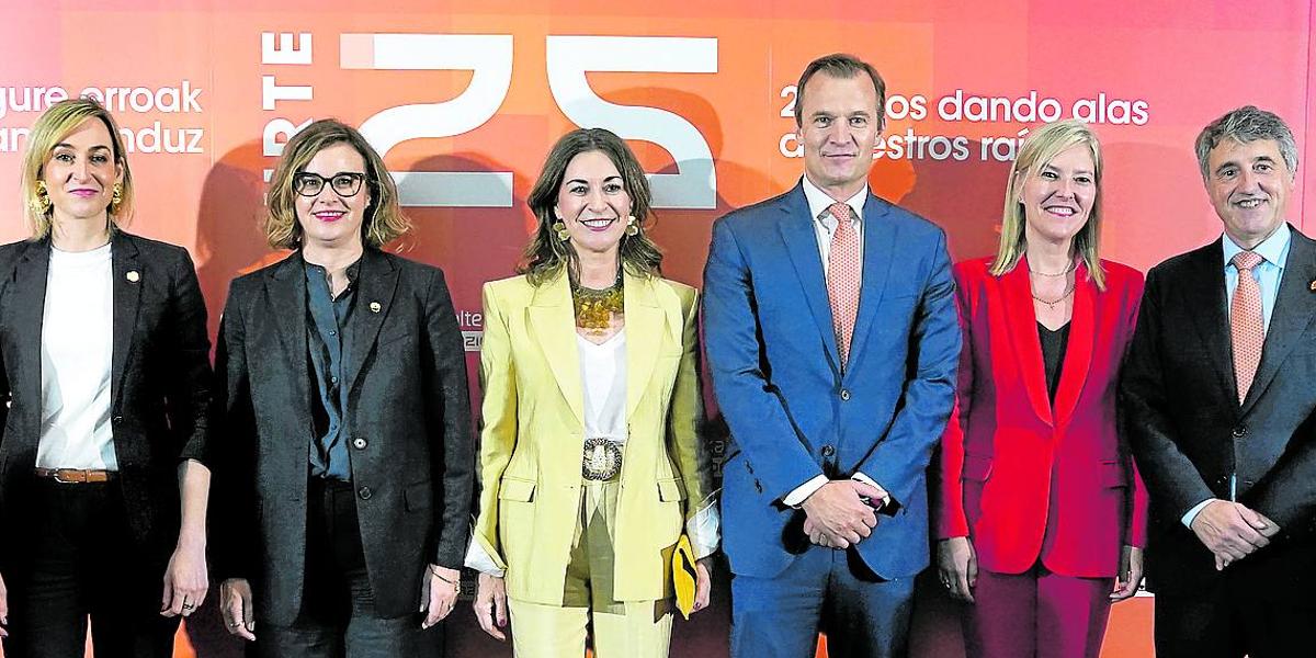 Maria Ubarretxena, Elixabete Etxanobe, Luz Usamentiaga, Meinrad Spenger, Ana Otadui y Jon Ander de las Fuentes.