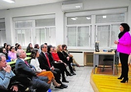 Una víctima del terrorismo imparte una clase en un centro escolar.