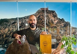 Ioritz Pereira, preparado para cocinar a la parrilla el «monumental» rodaballo de Bermeo.