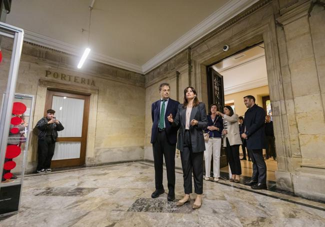 Maider Etxebarria y Alberto Martínez, durante la visita al hospicio.