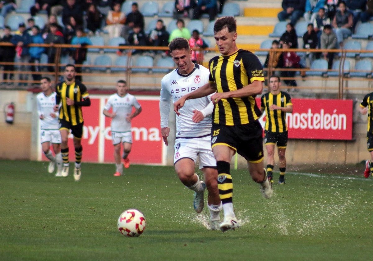 Aritz Muguruza en un lance ante la Cultural Leonesa.