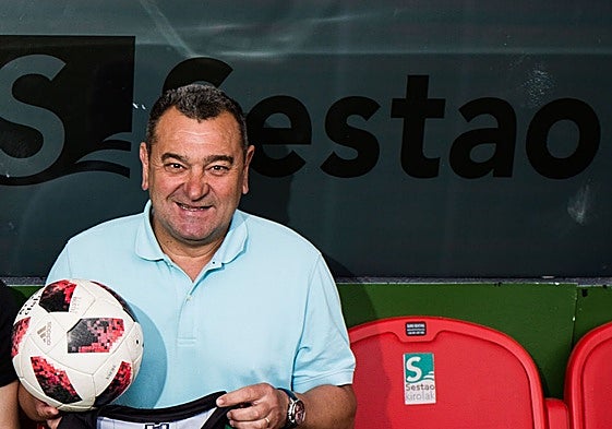 Carlos Pouso en Las Llanas, en un reportaje para EL CORREO.