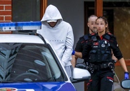 Una ertzaina traslada a la supuesta cabecilla de la trama de explotación sexual.
