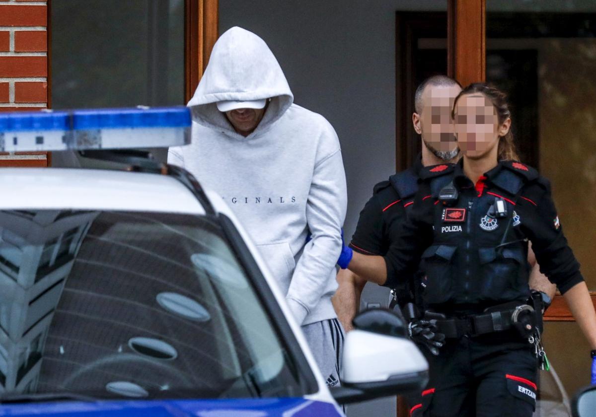 Una ertzaina traslada a la supuesta cabecilla de la trama de explotación sexual.