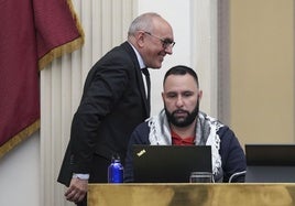 Ramiro González pasa junto a José Damián García Moreno, de Elkarrekin.