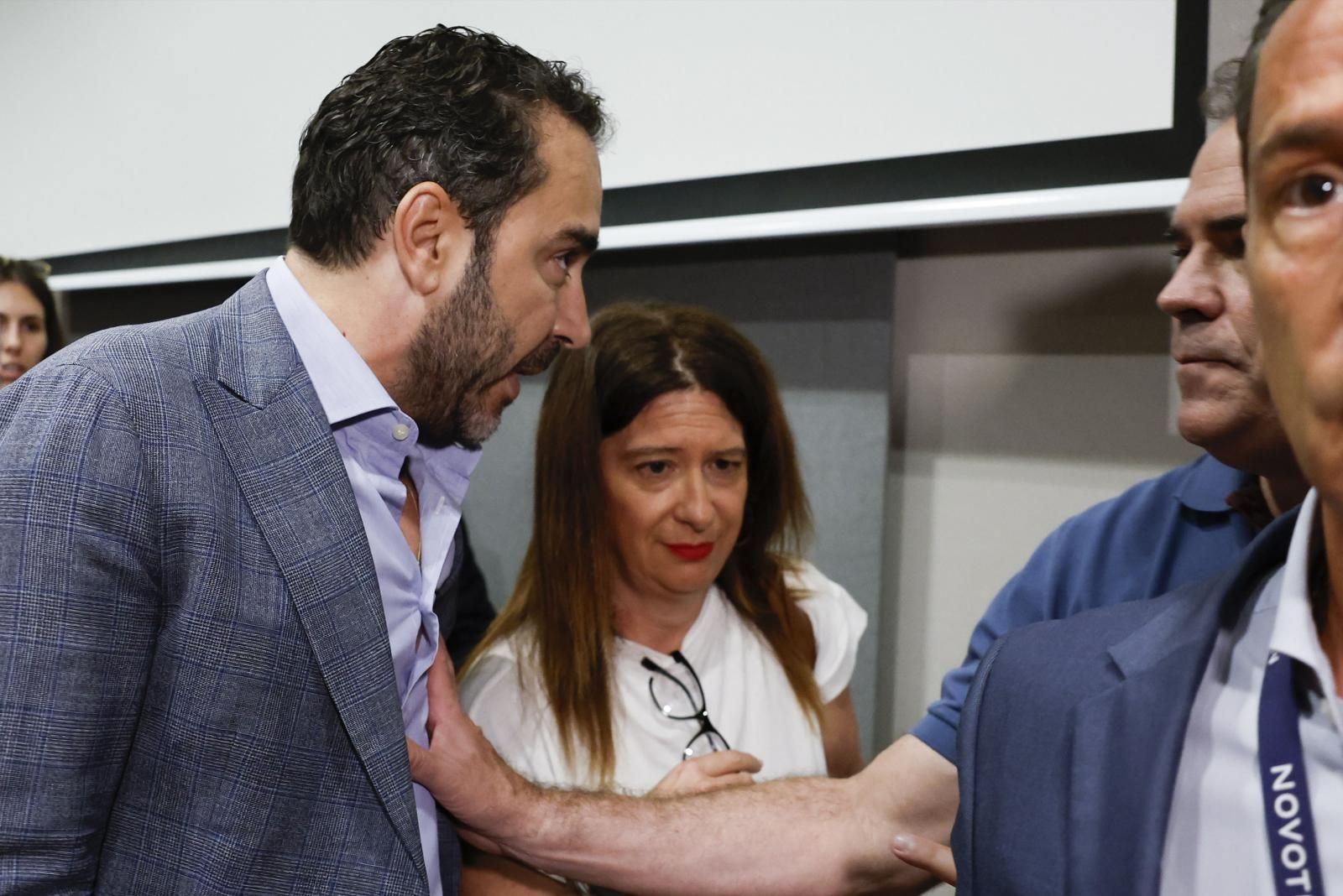 Víctor de Aldama increpa a Pérez Dolset en presencia de Leire Díez.