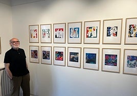 El artista de 80 años, junto a las obras realizadas en la sala de exposiciones de la villa.