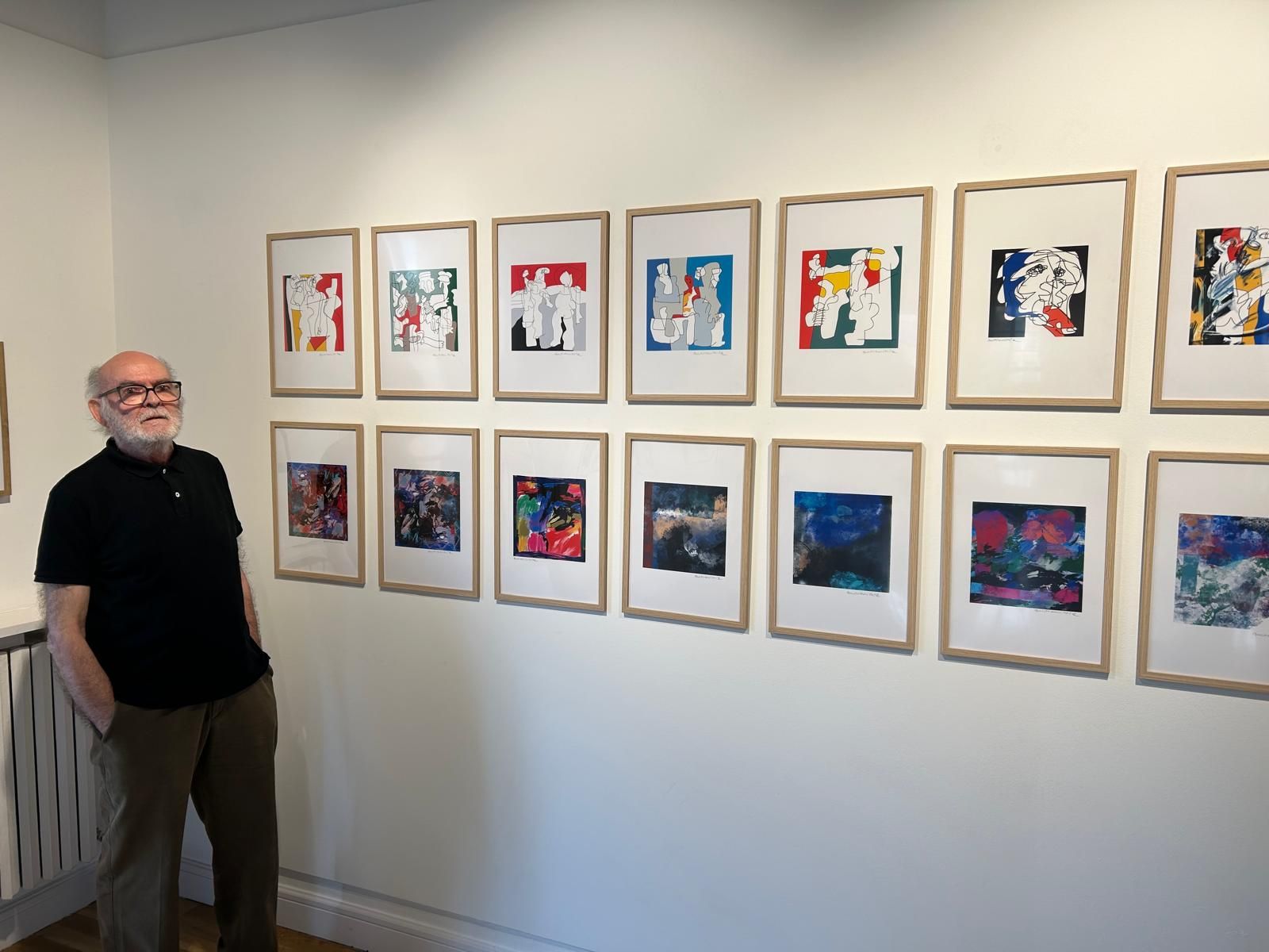 El artista de 80 años, junto a las obras realizadas en la sala de exposiciones de la villa.