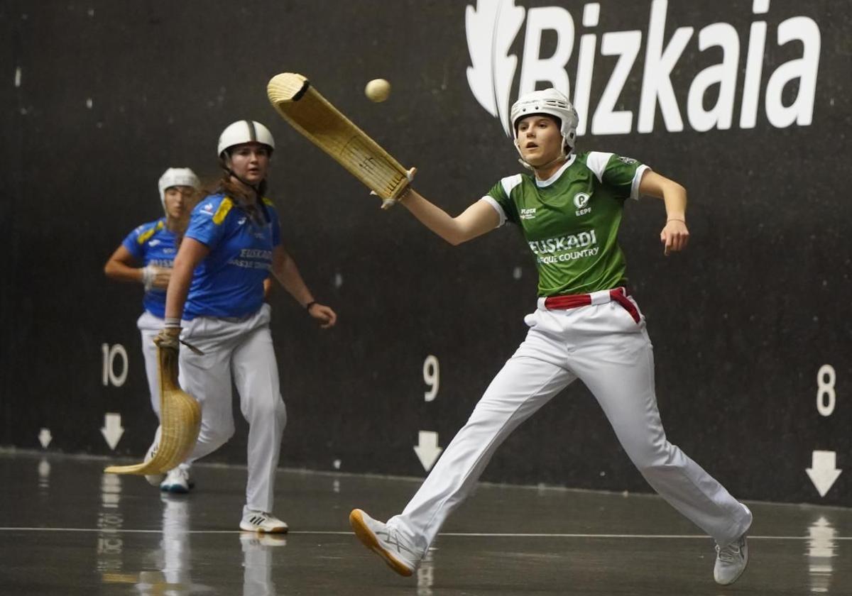 España vence a Euskadi en su primer partido oficial de pelota en Gernika