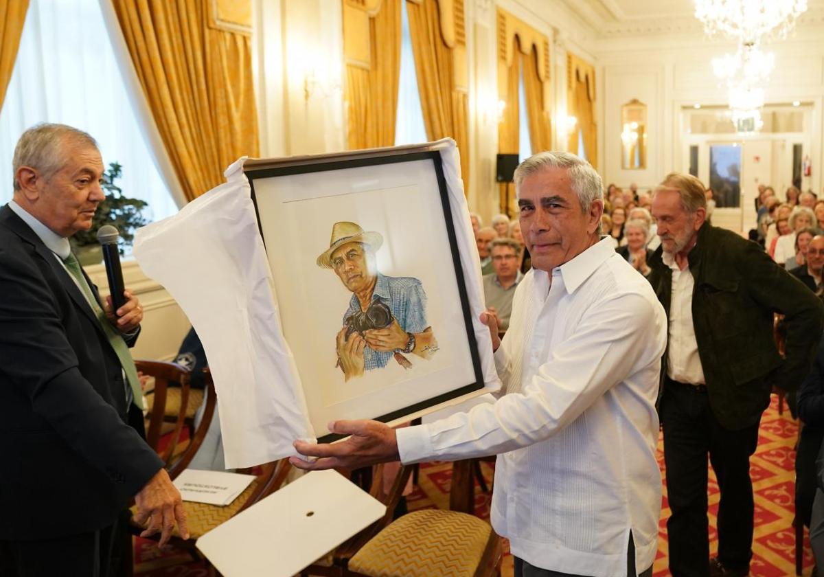 Julio Larramendi (derecha) recibe un obsequio de manos de Mohamed Ezzeddine, director de Byblostours