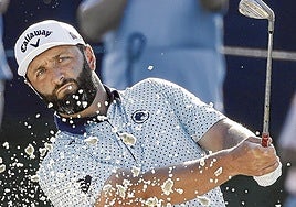 Jon Rahm ejecuta un golpe desde un bunker en el pasado PGA de Charlotte.