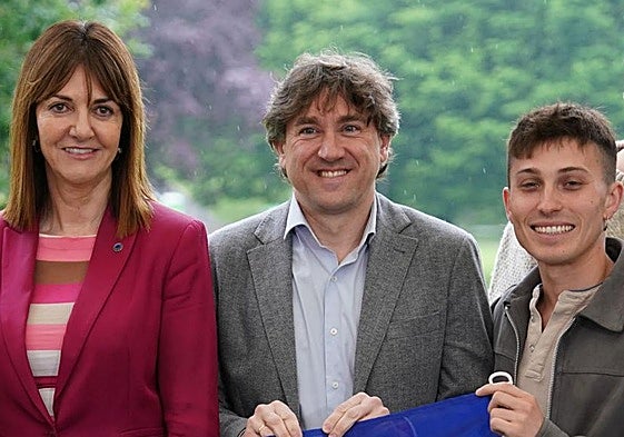 Gabriel Arrúe, junto a Idoia Mendia y Eneko Andueza.