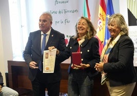 Marisol Garmendia, en el centro, con el reconocimiento.