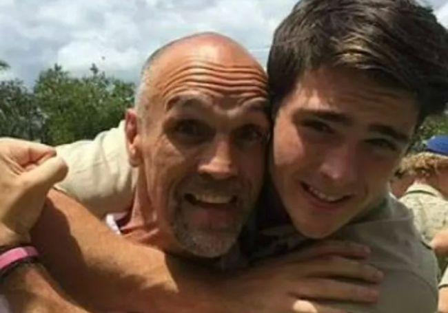 Jacob, junto a su padre John.