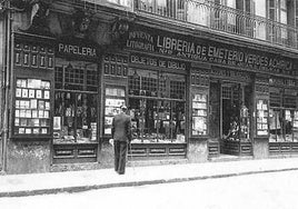 Fotografía histórica de la Librería Verdes, nexo de unión entre Aresti y Atxaga.