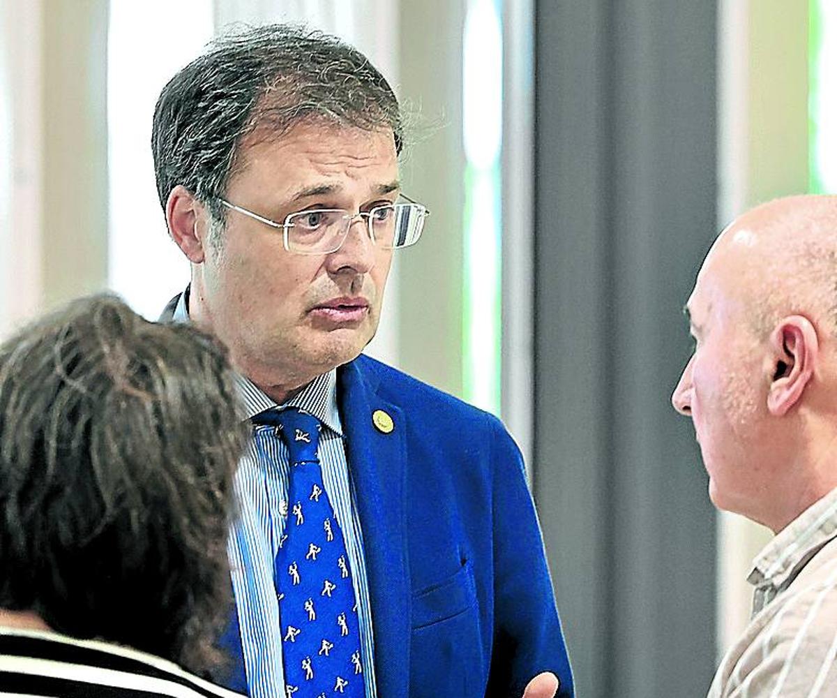 El consejero de Salud, durante un momento de la reunión de ayer.