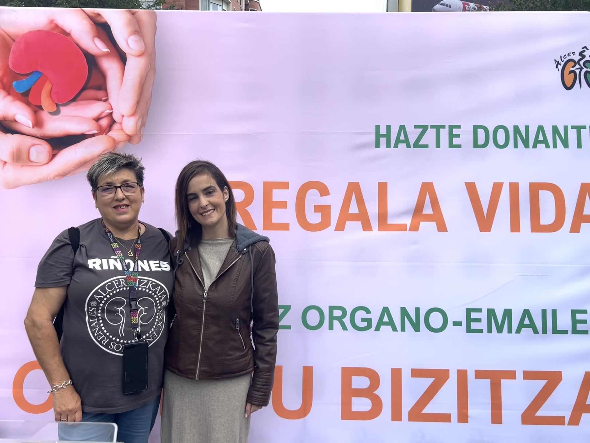 Belén Herrera, presidenta de ALCER Bizkaia; y Miriam García, trabajadora de la asociación y paciente recién trasplantada.