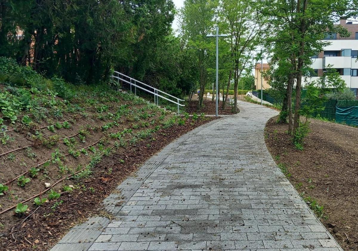 Goikolarra estrena senda peatonal y parada de autobús