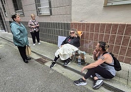 Ana Flor Landa inició ayer miércoles una protesta frente a su domicilio de la calle Morondo de Bermeo, que fue ocupado hace dos años.