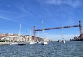 Veleros navegan por la ría a su paso por Getxo.
