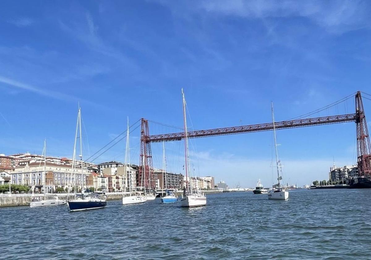Veleros navegan por la ría a su paso por Getxo.