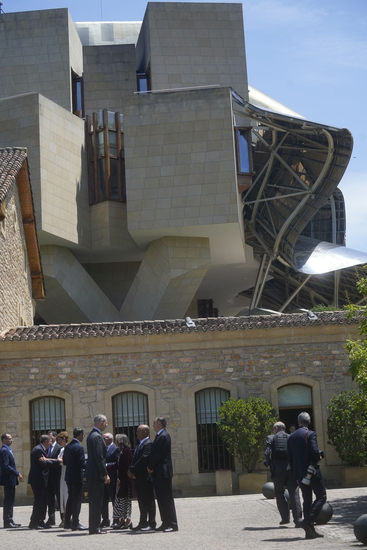 Las imágenes de la visita de Felipe VI a Elciego