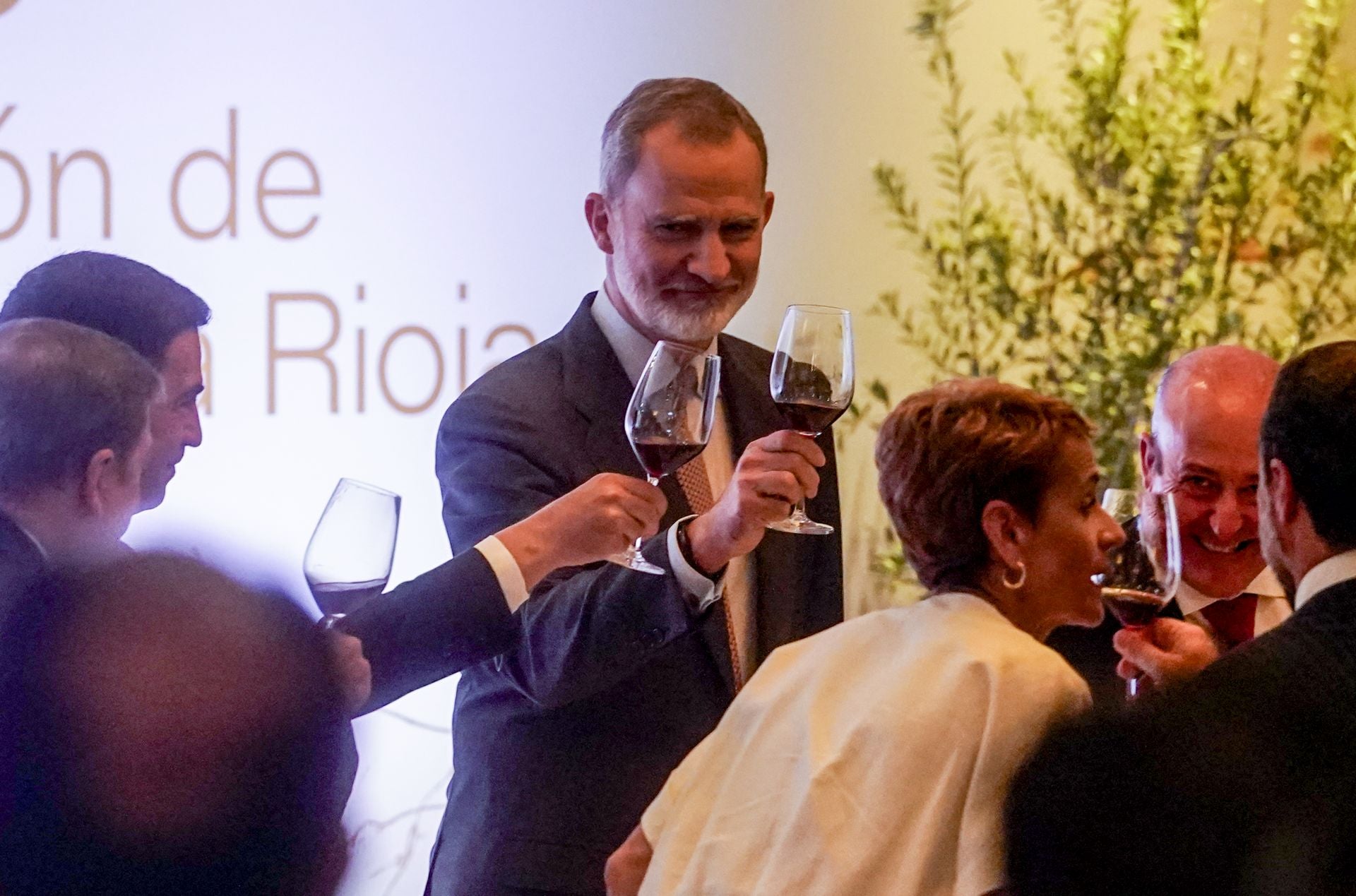 Las imágenes de la visita de Felipe VI a Elciego