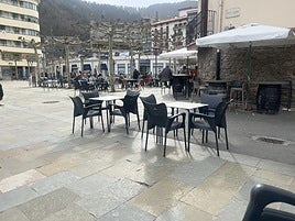 Las terrazas de Ondarroa tendrán que estar dentro del espacio que se marcará en el suelo.