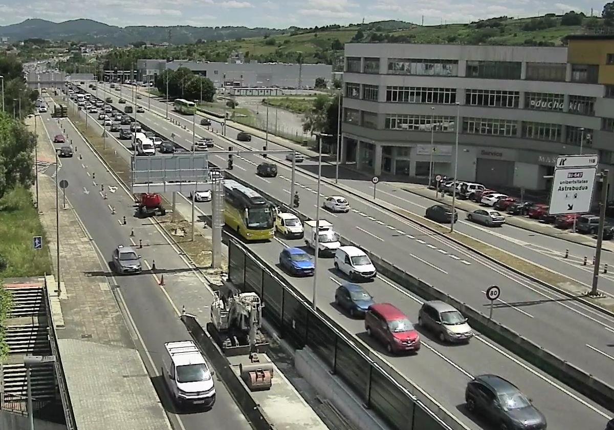 Finalizan las retenciones en La Avanzada tras un accidente entre dos vehículos en sentido Getxo