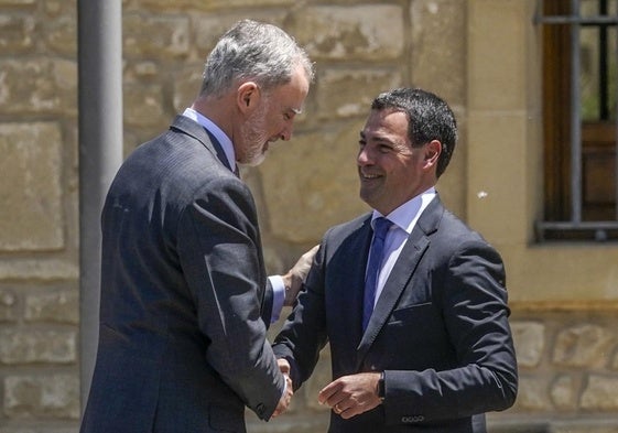 El rey Felipe VI, durante su saludo con el lehendakari en las bodegas de Marqués de Riscal
