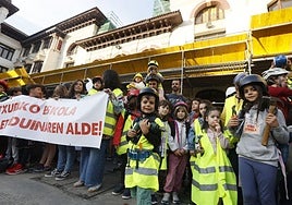Alumnos y padres en una protesta el pasado abril por el mal estado del centro.