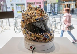 El escaparate de la tienda Xtreme ha sido intervenido por el vitoriano Joel Iglesias.